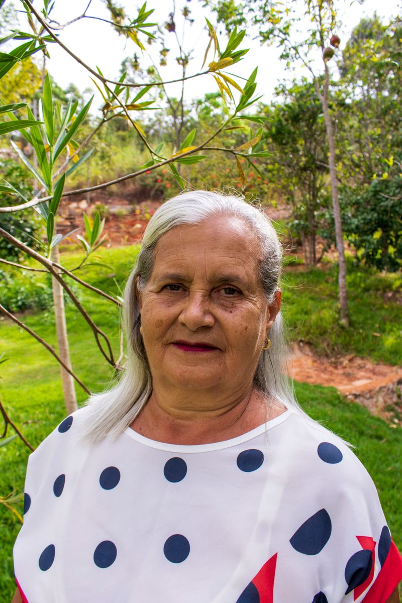 Retrato de mulher idosa sorrindo em um jardim